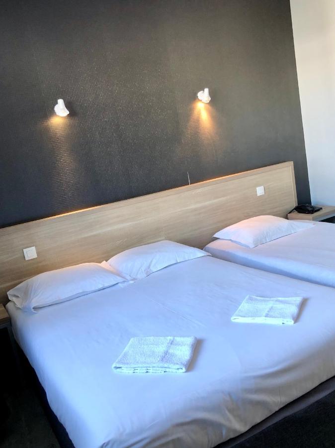 Hotel Le Bretagne Et Restaurant Le Papillon Gorron